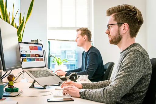 IT-mann som smiler til kamera, klar til å hjelpe deg med datatrøbbel